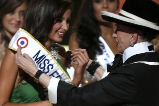 Geneviève de Fontenay présidait encore aux destinées de Miss France en 2010, quand la dame au chapeau décorait Malika Menard.
